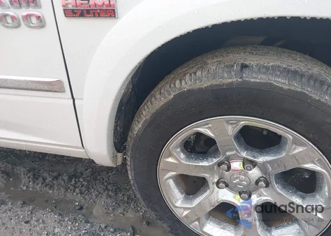 2015 Ram 1500 Laramie из США, поврежденный, VIN 1C6RR6NT6FS761980